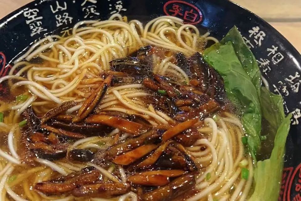 练塘人对小吃的记忆,往往来自于古镇老街上的小店,每一家店铺都散发着