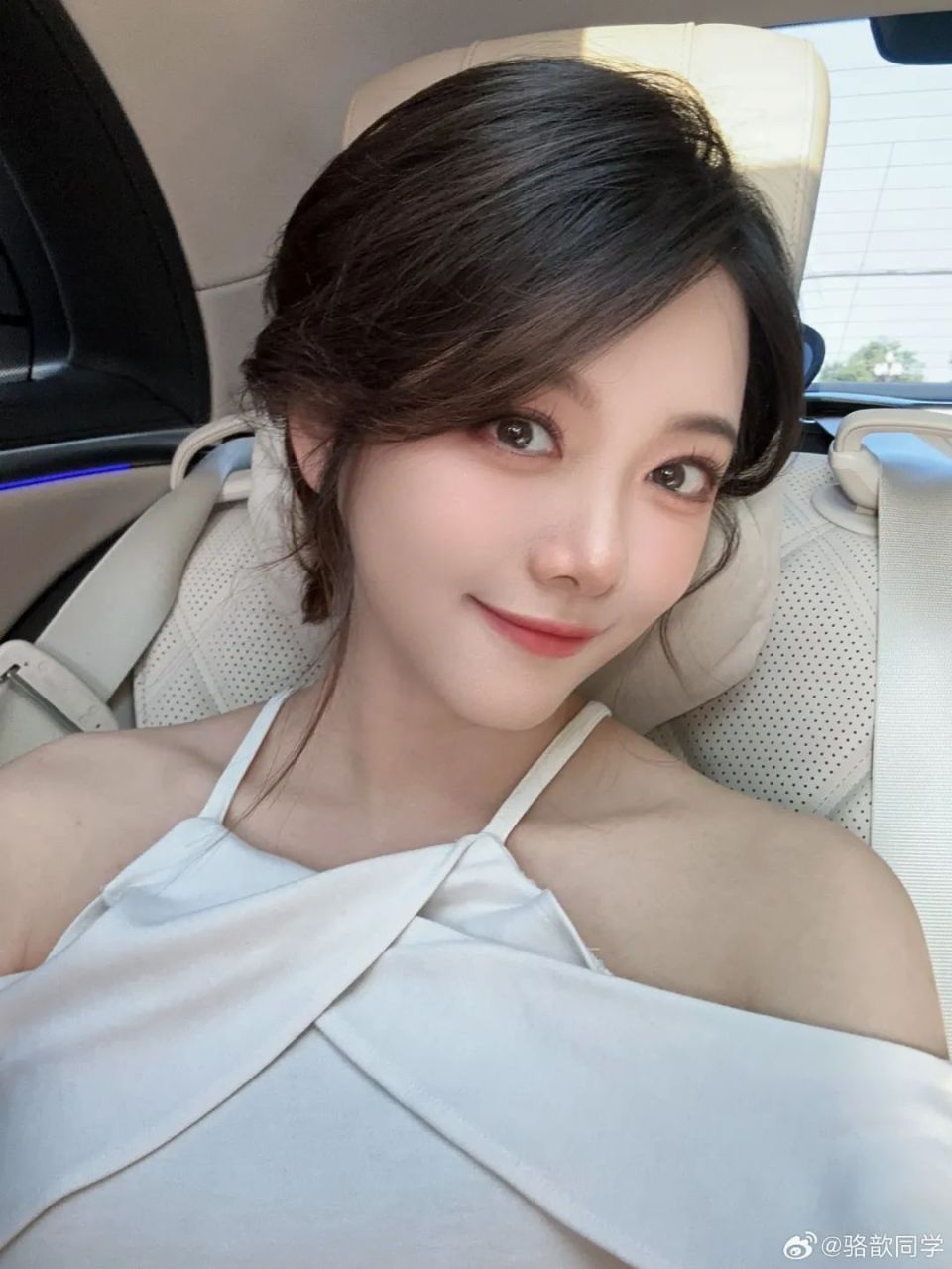 【lpl老婆】骆歆乘坐豪车迈巴赫,回老家放假休息_腾讯新闻