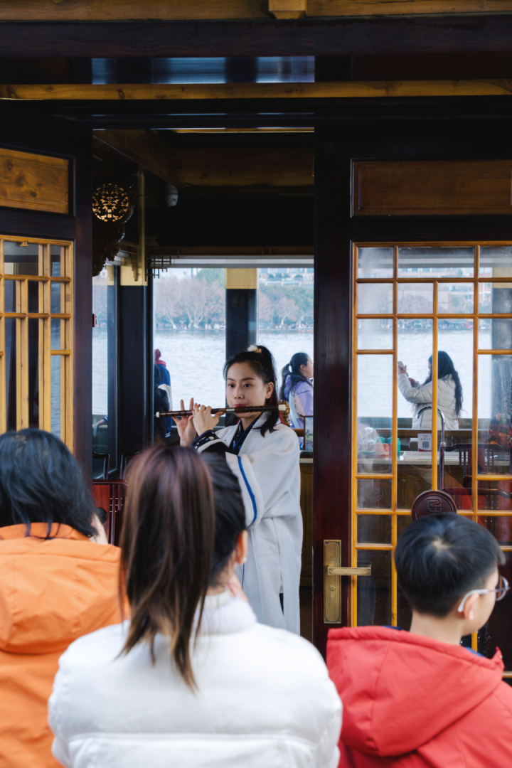 西湖游船新春“气氛组”上线，多条游船线路、票价及运营时间请收好_腾讯新闻