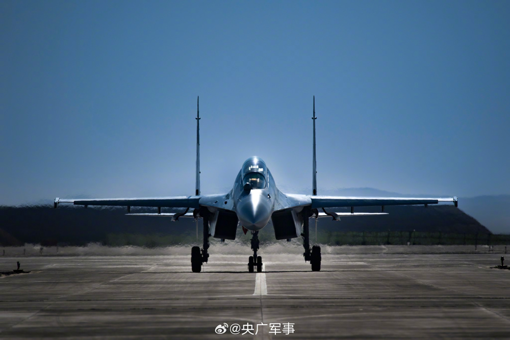 “金色”重型战机歼16！_腾讯新闻