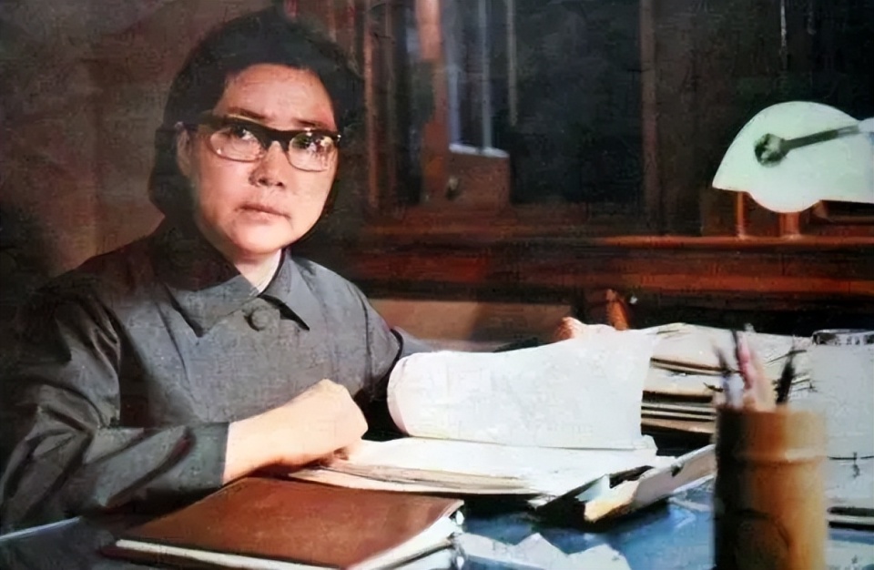 田华：因饰演“白毛女”一举成名，一家4口患癌花光积蓄，96岁仍拍戏养家_腾讯新闻