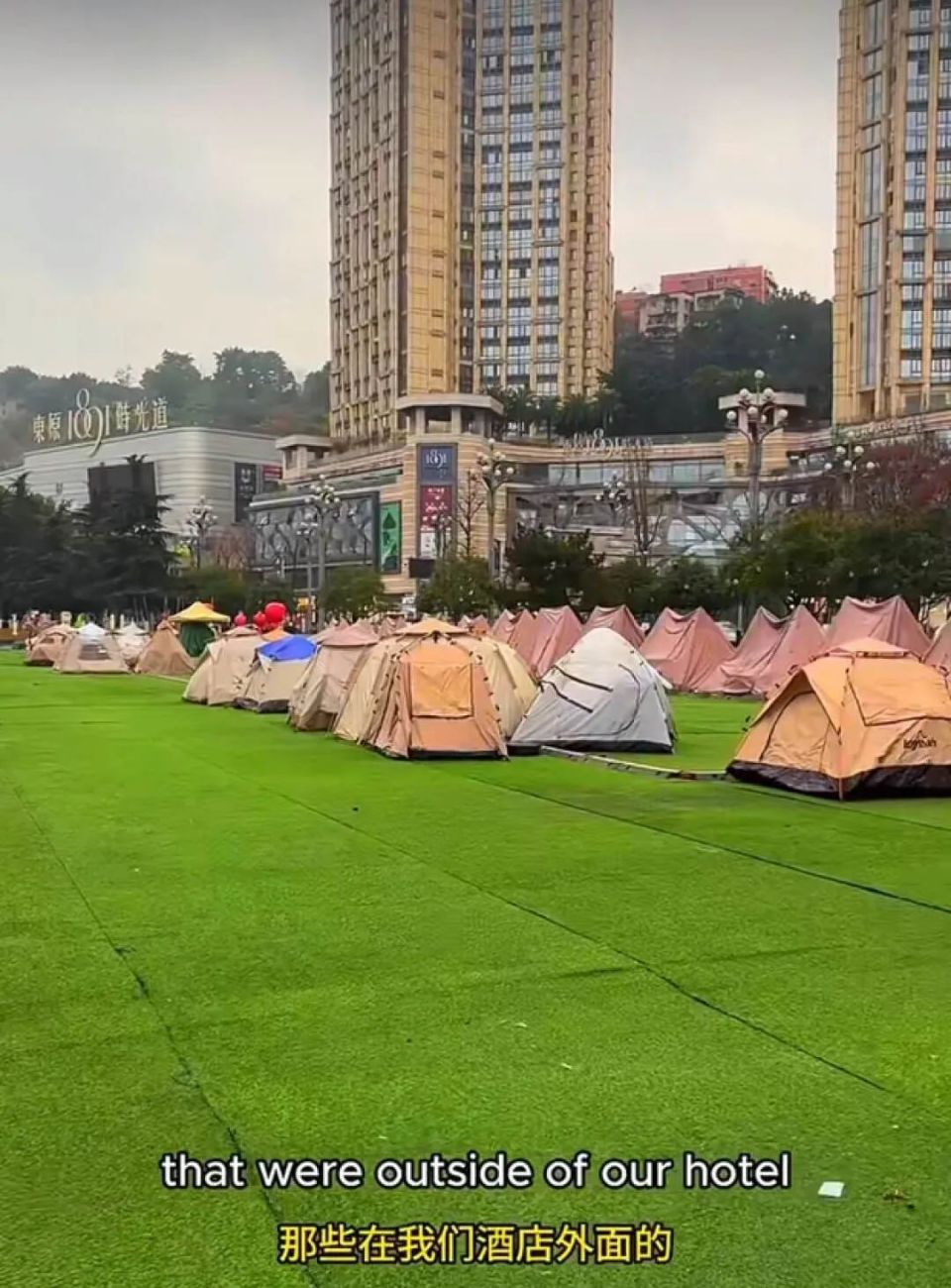 中国的大街上,长满了外国人