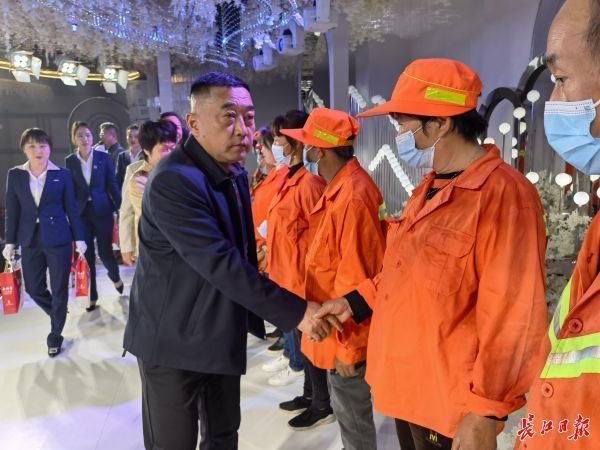 每年10月26日,韩加勤都会宴请上百名新洲区阳逻街的环卫工人一起过节.