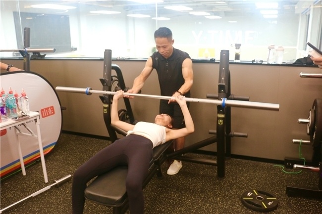 健身美女挑战大力士!