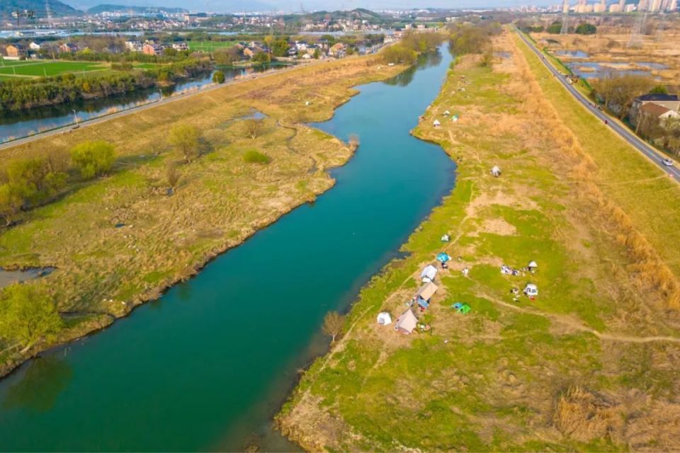 杭州北苕溪的水质真好两边还有羊群相伴露营盛况更是令人咋舌