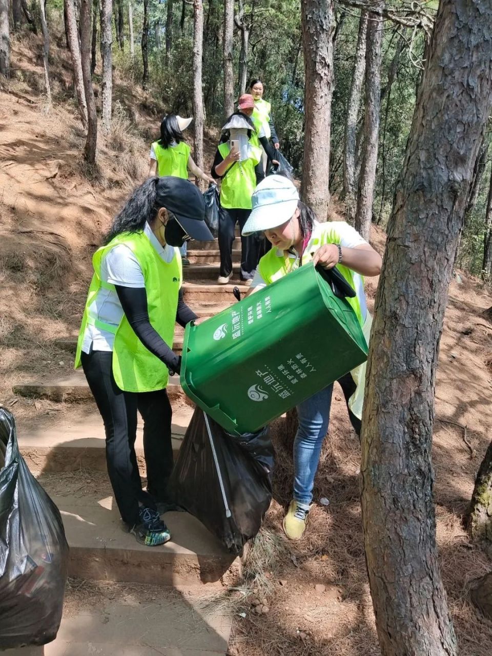 每周开展捡垃圾公益活动,他们坚持了两年