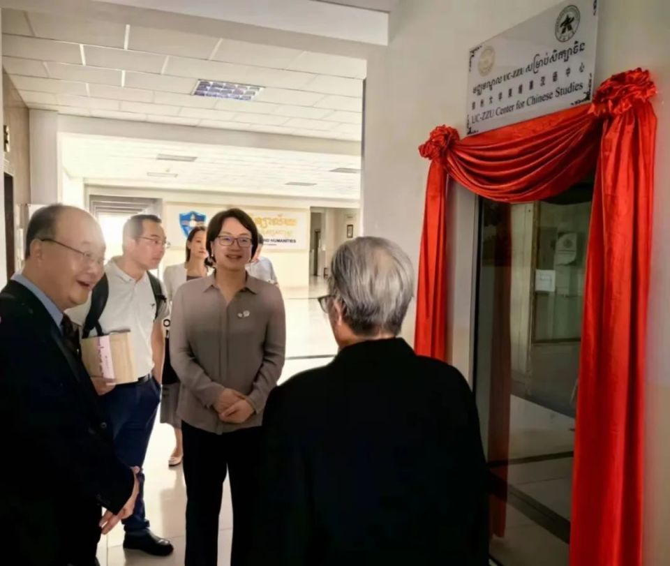 项目,推动柬大东盟研究中心与郑大东盟研究院合作等事宜进行深入沟通