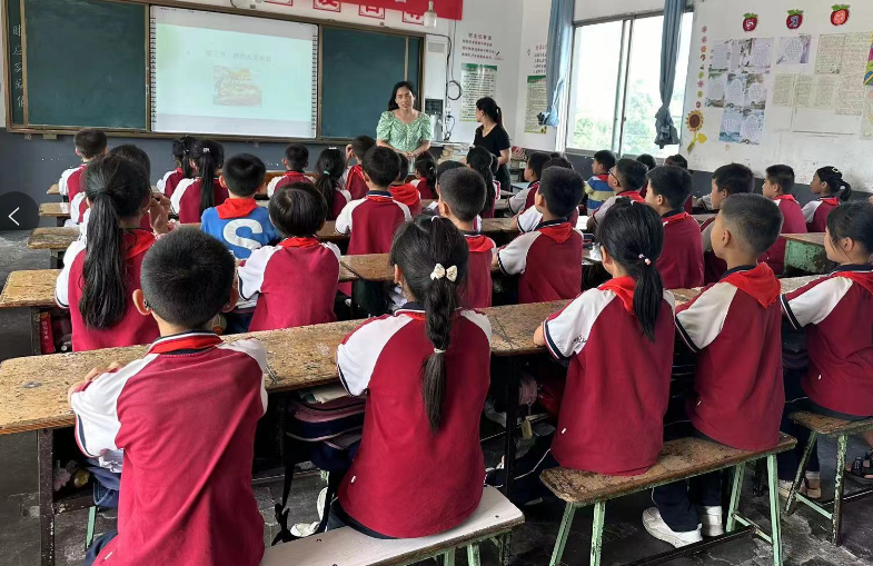 利民小学原来的课桌椅较简陋▲140套课桌椅安装至利民小学京东物流