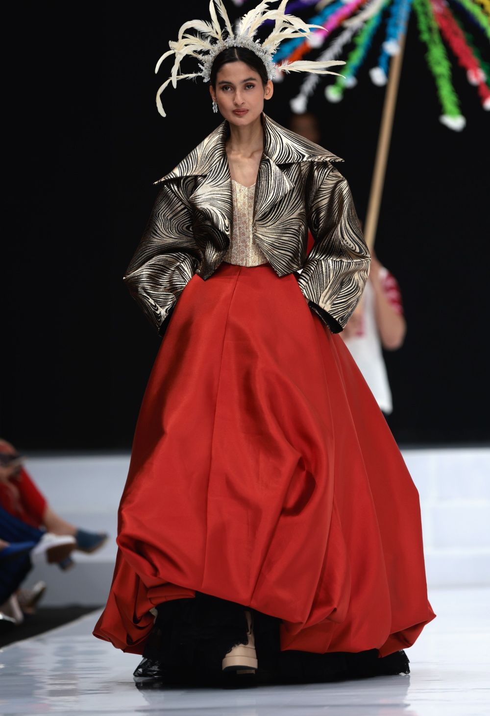 举行的印度尼西亚时装周上展示设计师阿尔琼·普特拉设计的新款服装