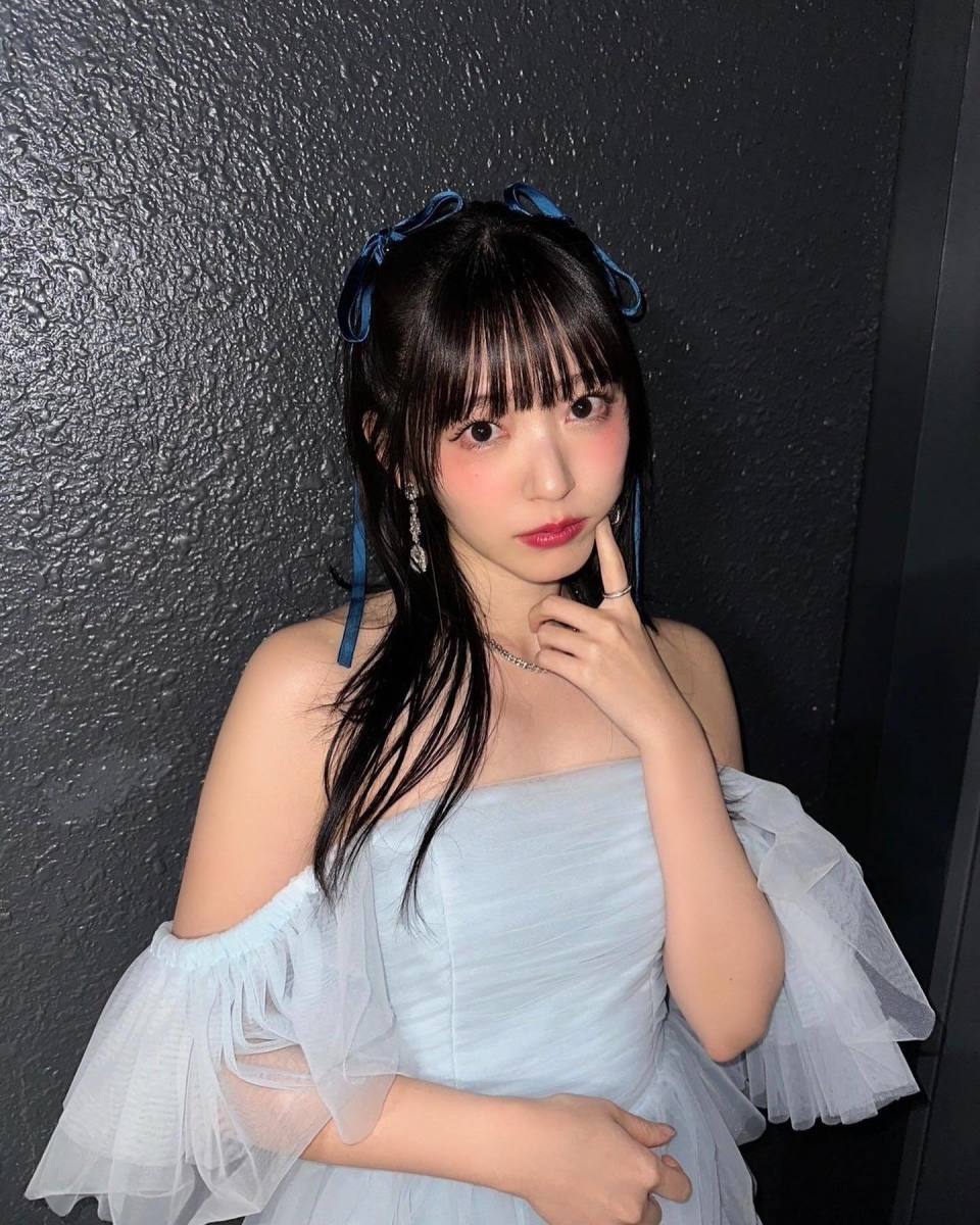 太可爱了田中碧女友铃木爱理抵达上海,用中文说谢谢感谢粉丝_腾讯新闻