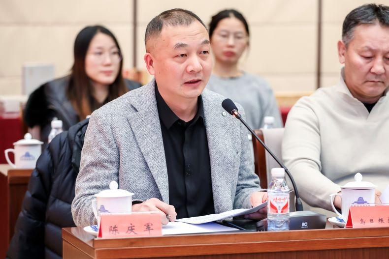 与建议,图为东华大学服装与艺术设计学院教授,博士生导师陈庆军发言