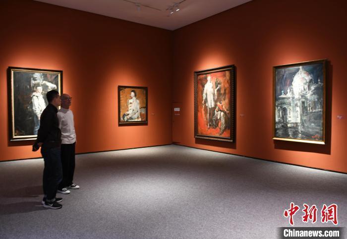 100幅俄罗斯绘画作品亮相重庆 纯正俄式风情吸引参观者_腾讯新闻