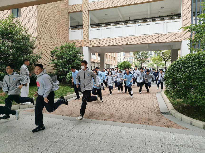 居安思危 防震未然 霞飞路中学(郑州八中管城校区)开展地震应急避险