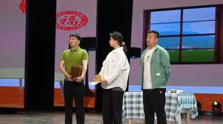 "在节目编排上,我们请了很多老艺术家进行指导,作品文本曾获得了全国