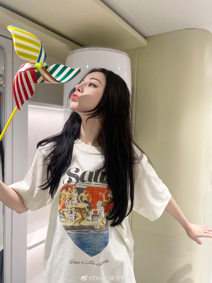 迪丽热巴立秋晒美照,俏皮灵动超可爱,笑容甜美宛如初恋_腾讯新闻