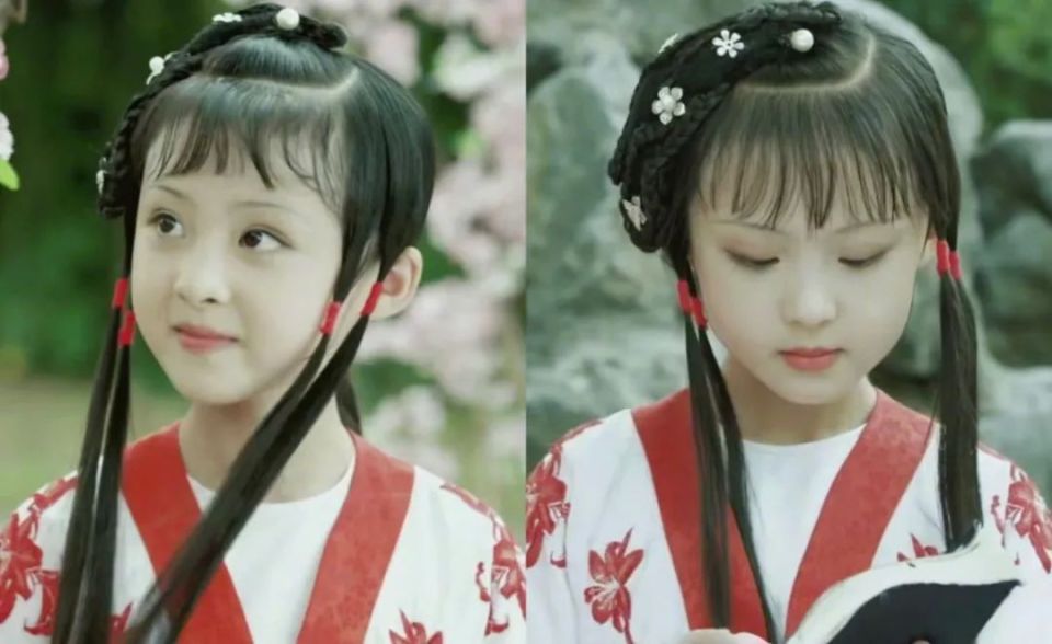 长大后的她,眉眼跟小时候很相似,脸有点婴儿肥,没有小时候精致.