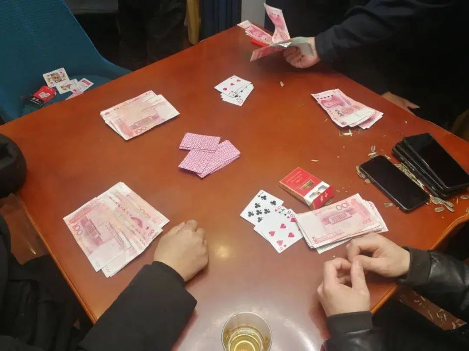 大家怀疑他出老千,翻查过麻将桌,但是没有找到相关证据.