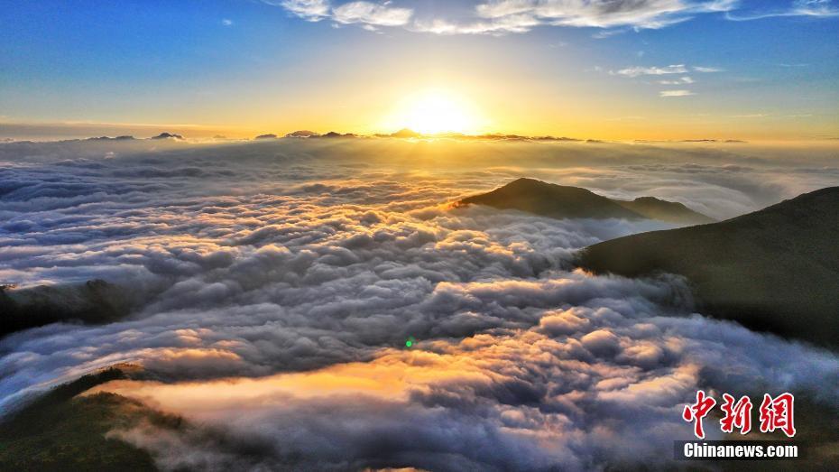 神农架现绝美云海景观 云瀑布壮观迷人