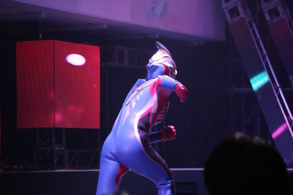 盖亚奥特曼ssv形态舞台剧写真后背造型突出一个花里胡哨