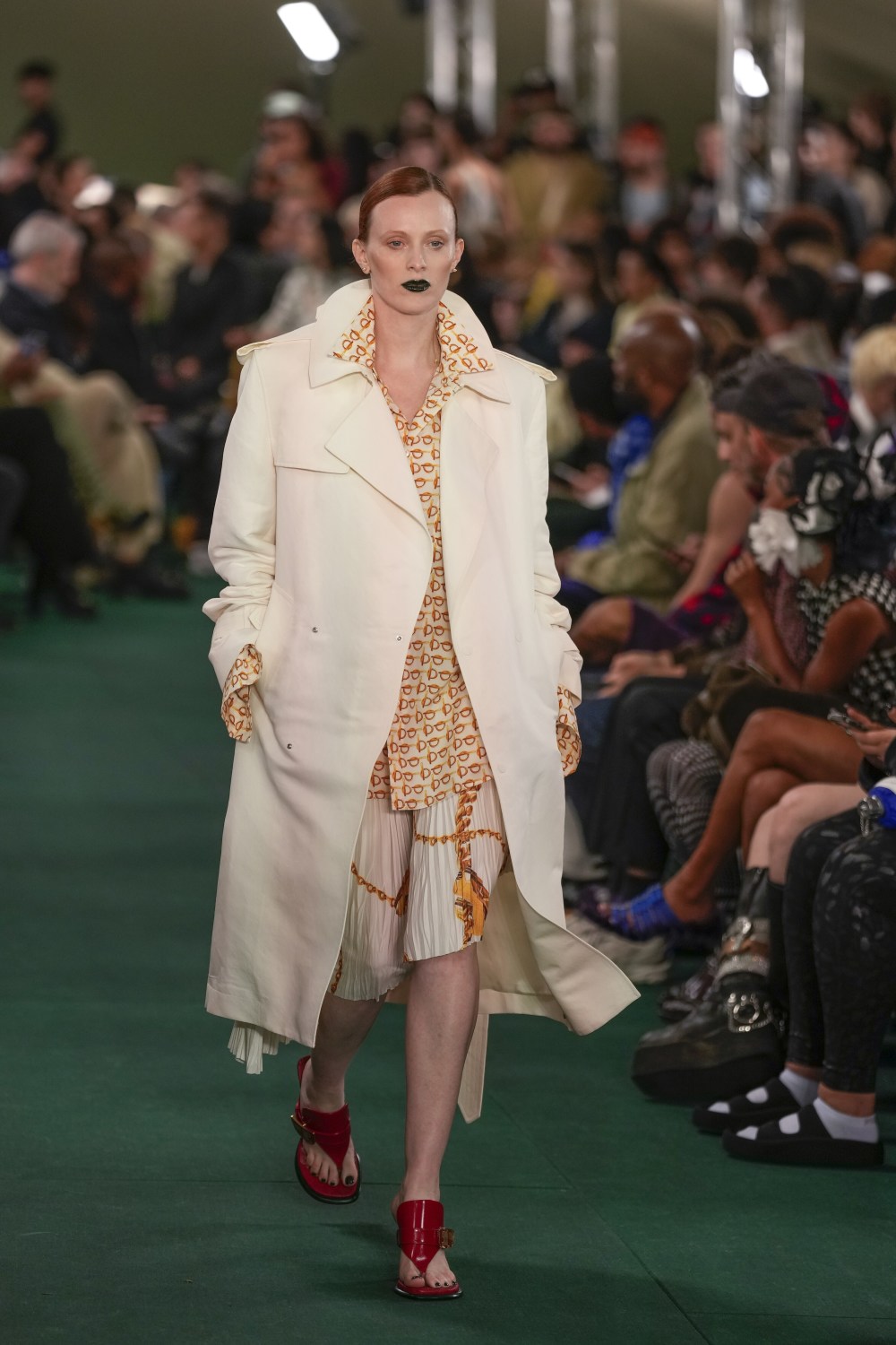 新华社/美联9月18日,模特在英国伦敦时装周上展示博柏利(burberry)