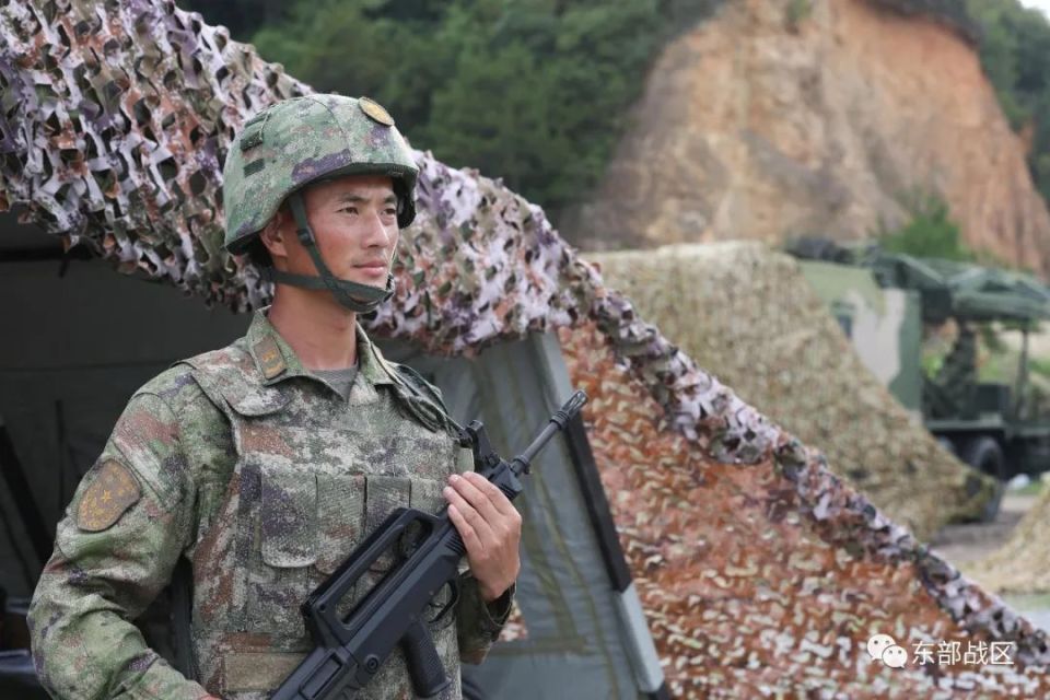 (祁佳龙 供稿)94758部队端午佳节,94758部队全体官兵,与钢枪和酷暑