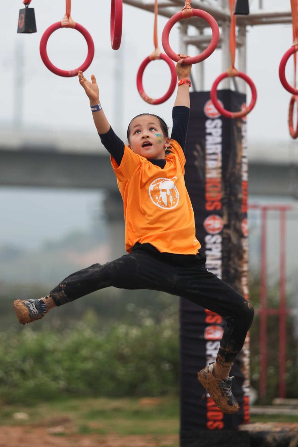 斯巴达勇士儿童赛周末"鹏城"开启,小勇士激情挑战自我_腾讯新闻