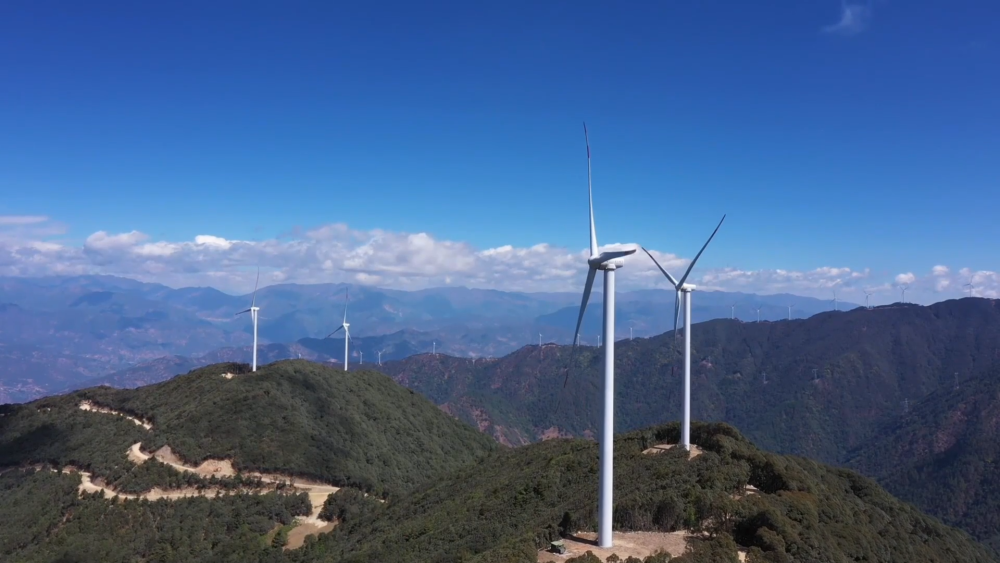 目前,雅砻江流域水风光一体化基地已投产7座大型水电站,5个风光新能源
