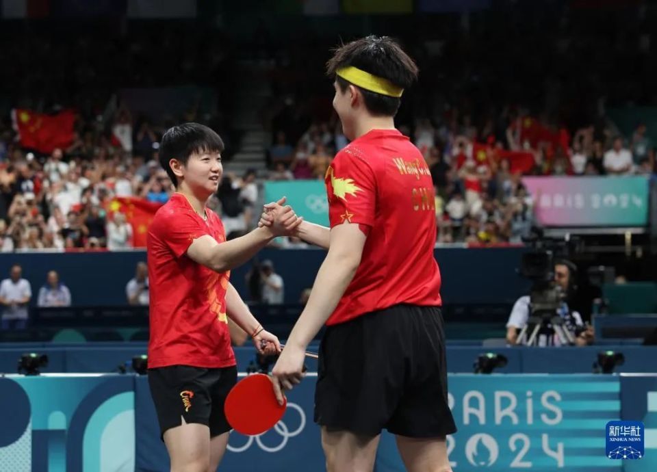 孙颖莎登上时尚芭莎封面!网友直呼:又帅又可爱