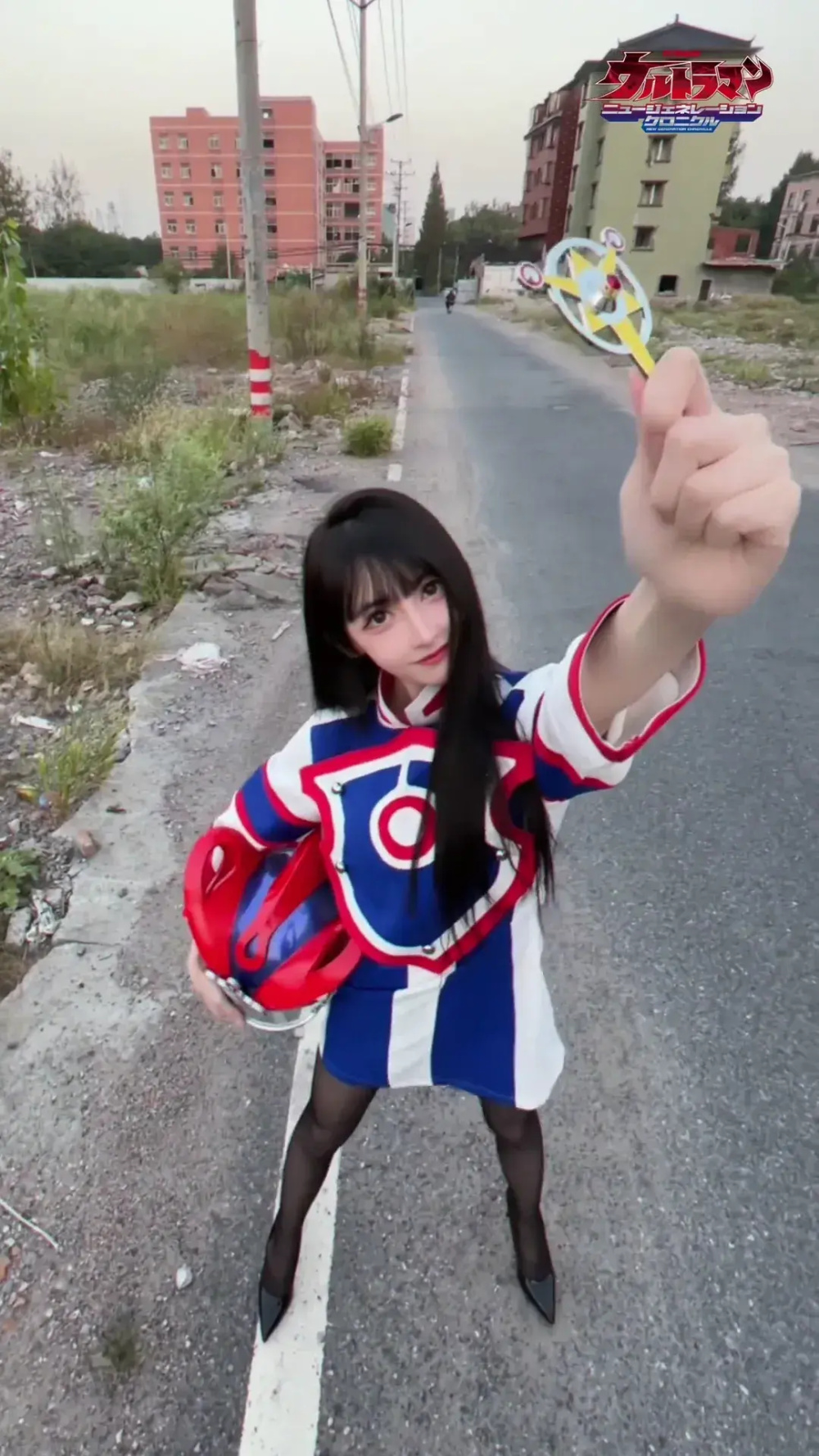 网红cos奥特曼队员,服装神还原,黑丝大长腿太美,你相信光吗?