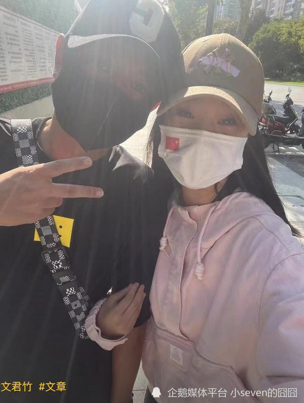 40岁文章开通新社交账号,与女儿文君竹晒出合照,颜值重返巅峰