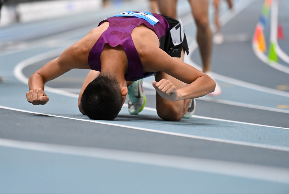 田径全国室内锦标赛闫熠铎获男子1500米冠军