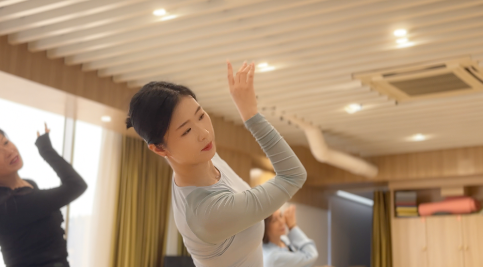 "老姐姐"治愈社恐00后_腾讯新闻