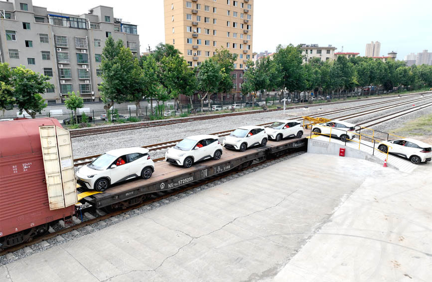 铁路四等小站首开汽车整车专列