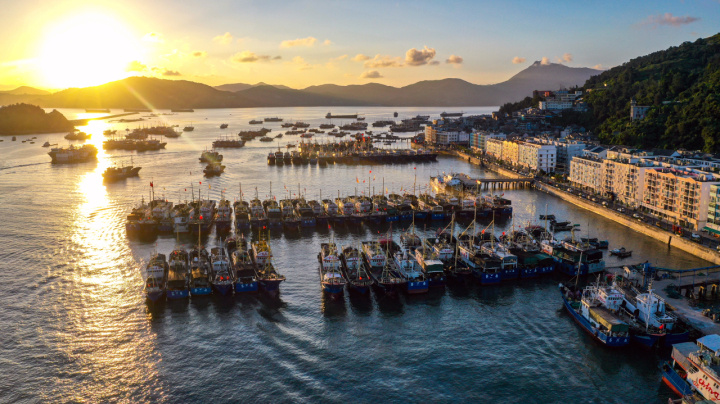 霞关镇供图霞关渔港是国家一级渔港,休渔期挤满了数以千计的大小渔船