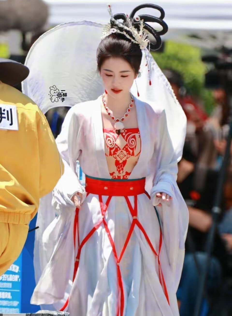 杨颖cos嫦娥,身穿白色纱裙,手抱玉兔,和白鹿,杨超越气质不同