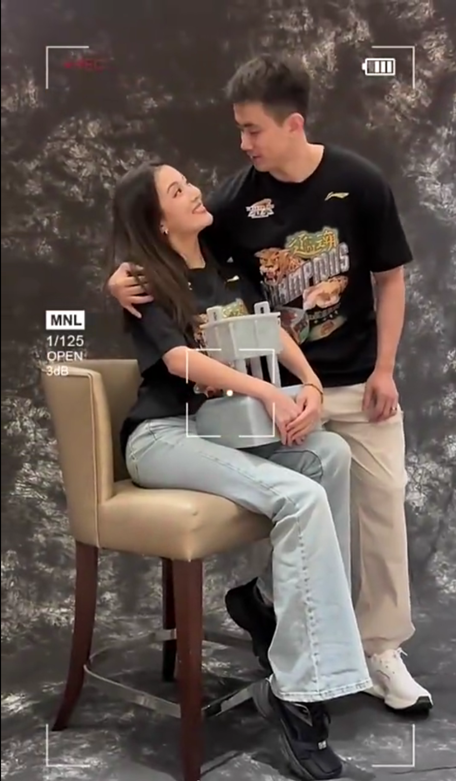 赵继伟开百万路虎去拍夺冠定妆照,美丽妻子一同捧至尊鼎