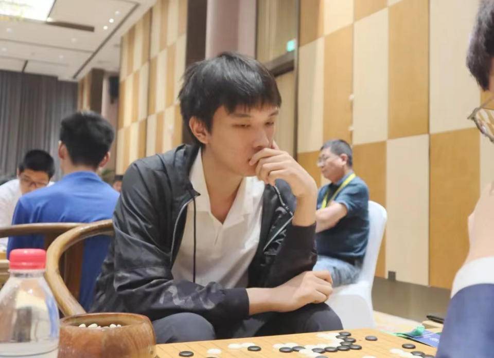 沈沛然vs杨鼎新陈梓健执黑先行,布局阶段形势两分,谁也未能占得便宜.