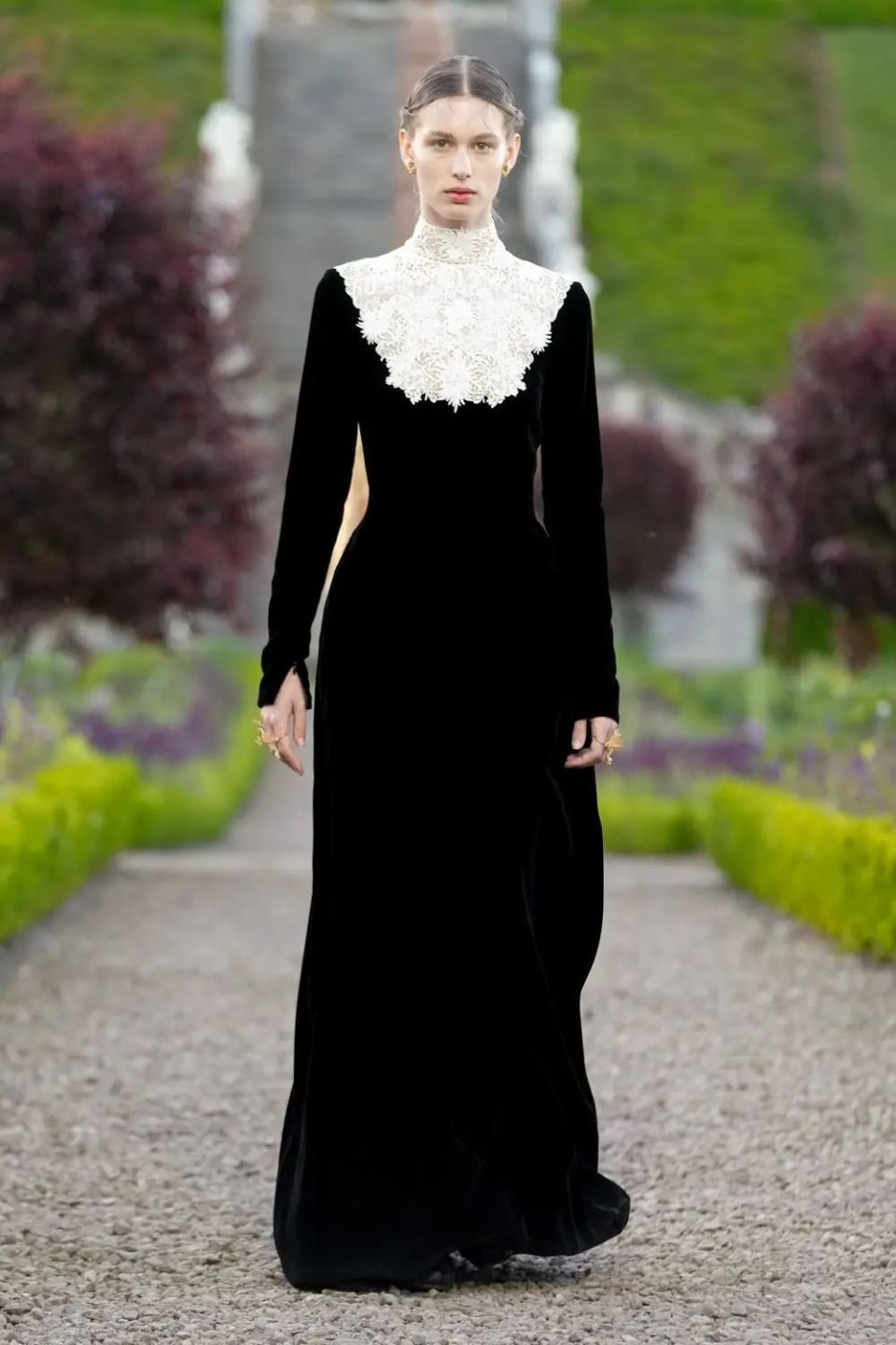christian dior 2025早春度假系列压轴的礼服出了几款黑色的小礼服走
