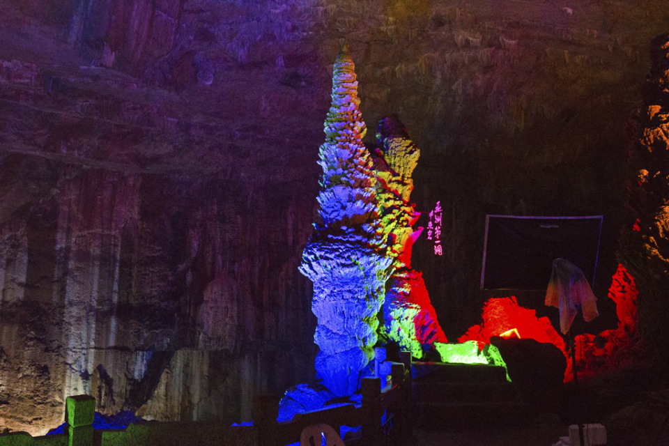 一洞穿九山,暗河漂十里,妙景绝天下,亚洲第一洞丰鱼岩