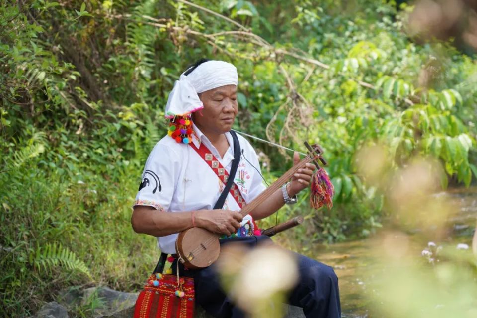 吐良,又称"吐任",是景颇族传统乐器中的瑰宝.