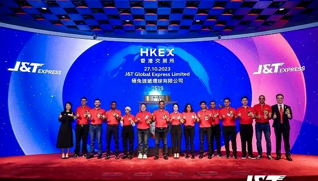 敲钟现场 图源:极兔通过公开募资,极兔速递获得了更