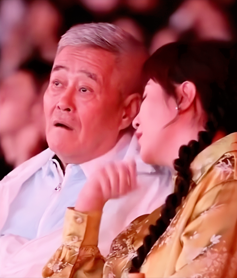 赵本山出席首届澳门国际喜剧节,马丽,宋小宝陪同,全场明星起立迎接,看