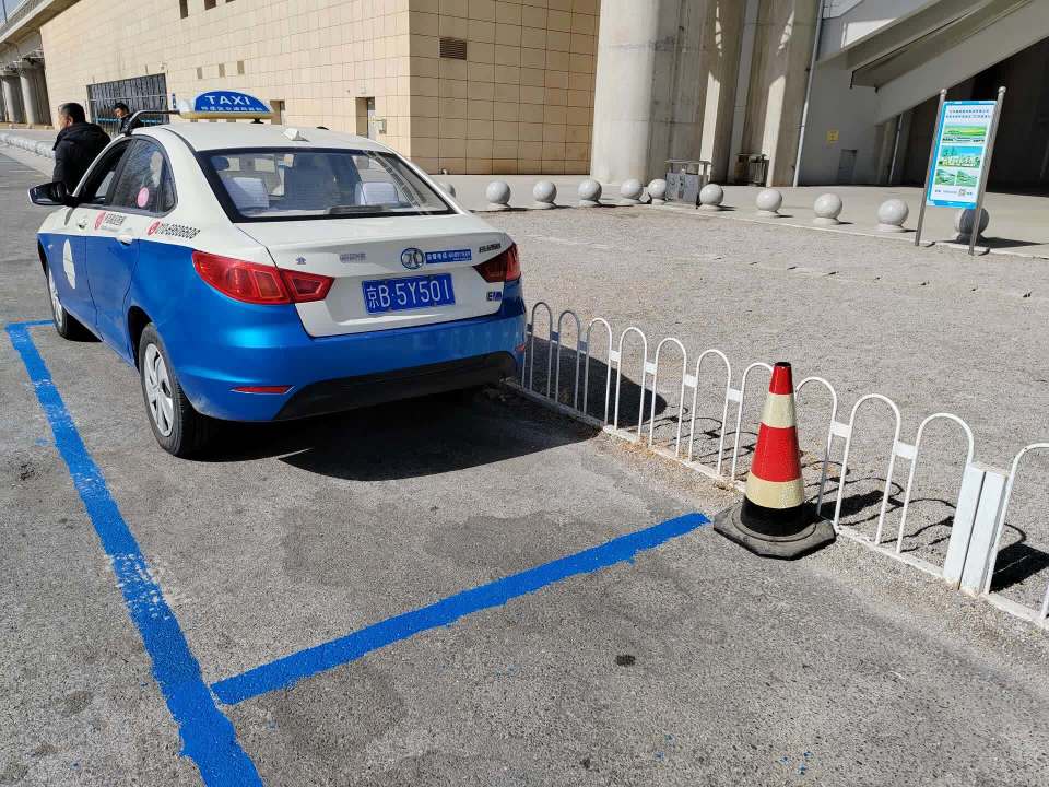 怀柔南站南侧新增出租车车位"有了临时停车点,上下乘客不影响交通,更