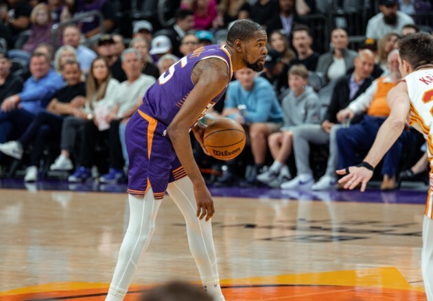 比赛末节,默里三分落地时踩到杜兰特得脚倒地,杜兰特随后被吹恶意犯规