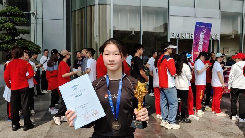 来自河南省重竞技航空运动中心的李亚珂11岁开始接触跳伞,今年15岁就