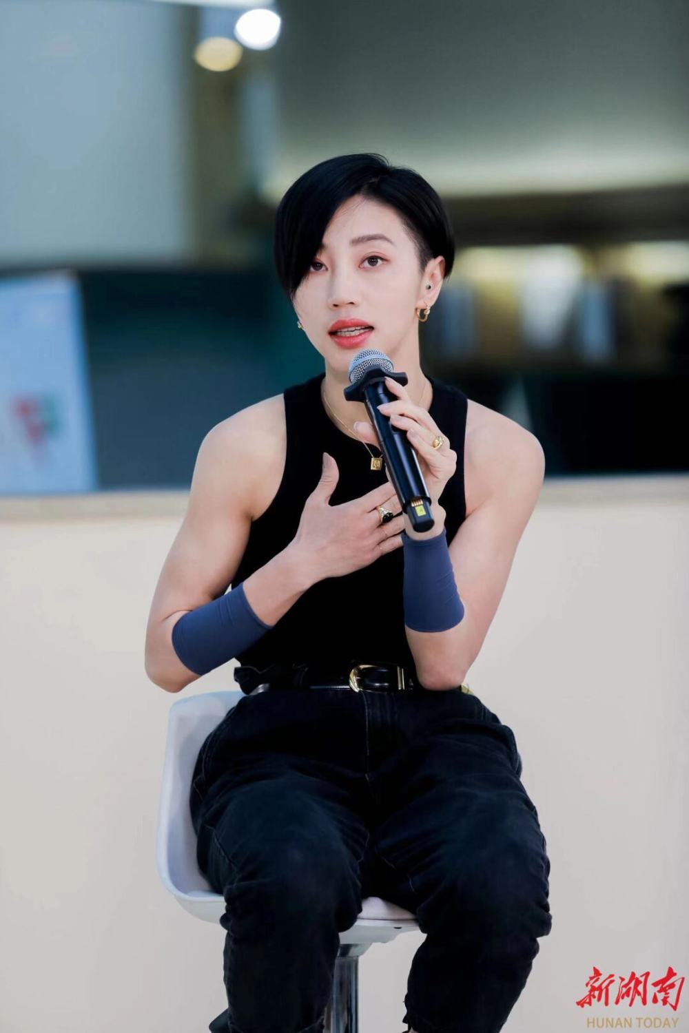 作为舞者中的"天花板",舞蹈艺术家谢欣在"二公"舞台上与刘逸云(amber)