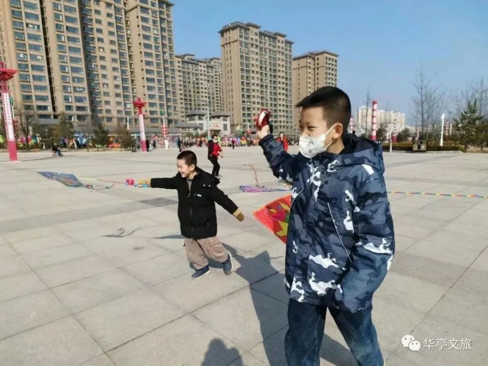 对风筝爱好者来说空旷场地是最佳选择在华亭市体育运动公园空旷的广场