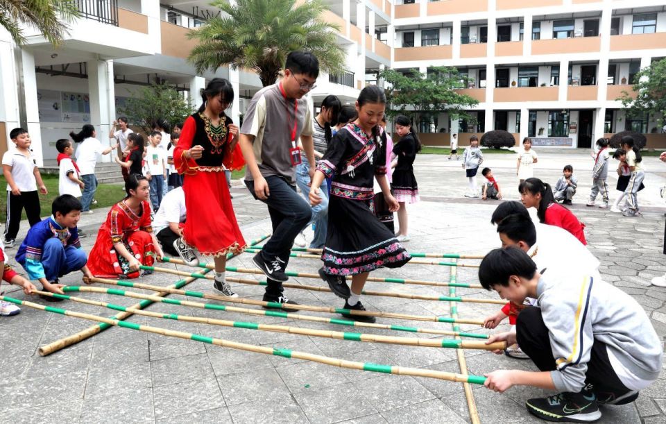 民族文化进校园 课间跳起"竹竿舞"
