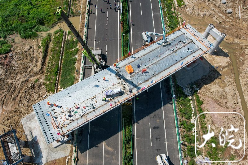 滁合周高速合肥段古城枢纽主线钢箱梁全部合龙