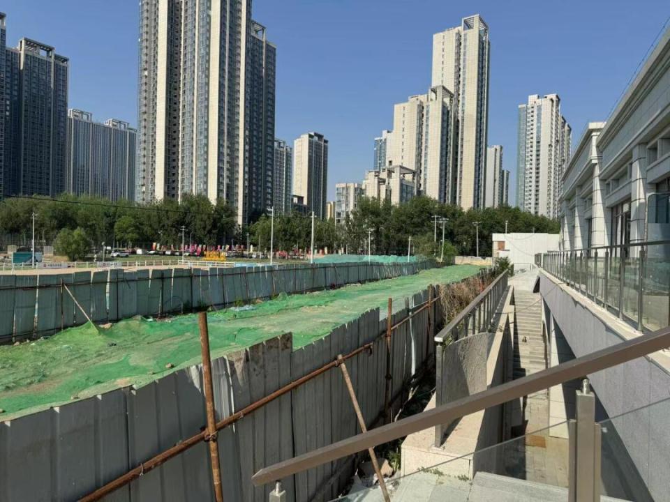 北京一小区交房两年,"门前"道路迟迟不通!回家怎么这么难?